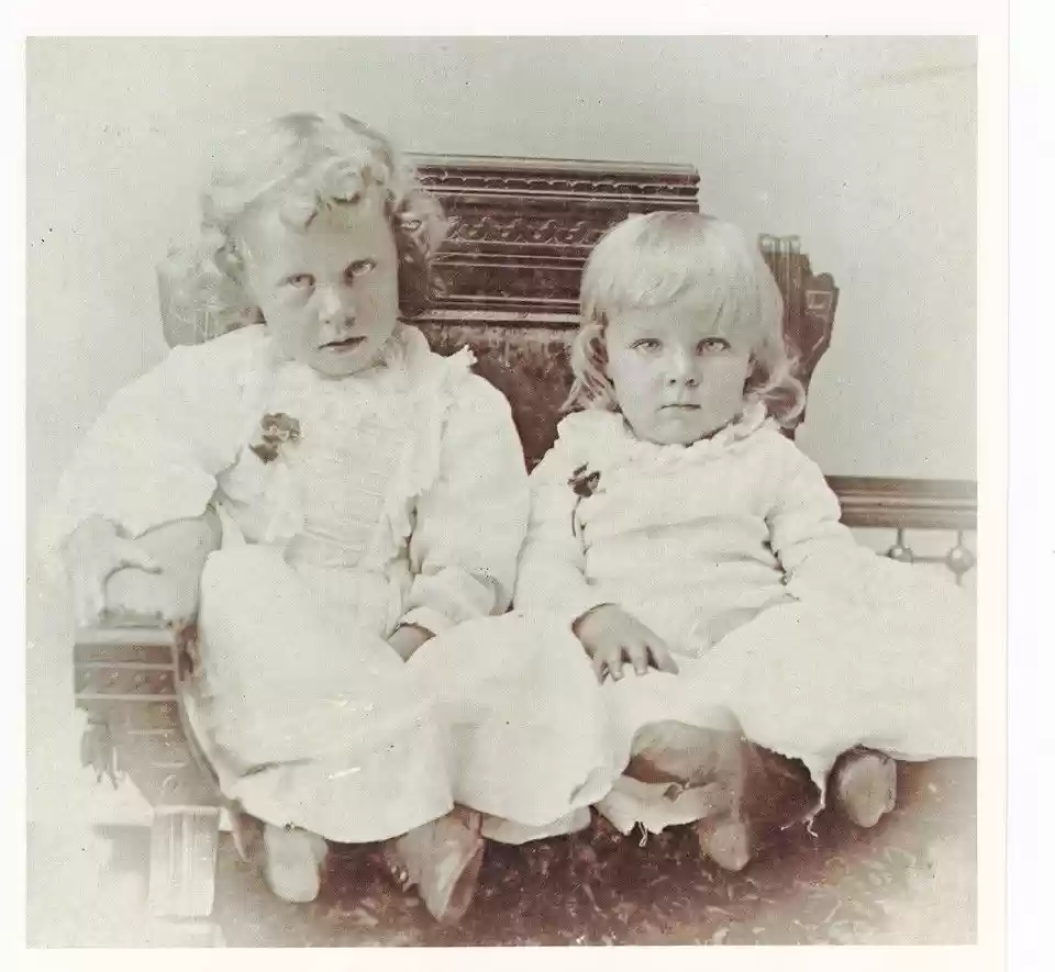 Loma (left) and her sister Edith when they were small children